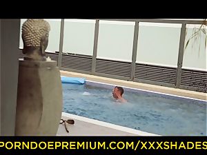 gonzo SHADES - Latina with huge donk in xxx pool hump
